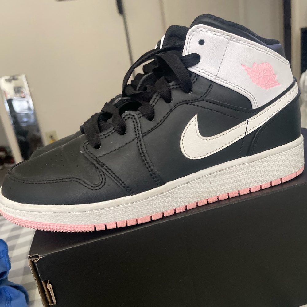 Jordan 1’s - Picture 3 of 9